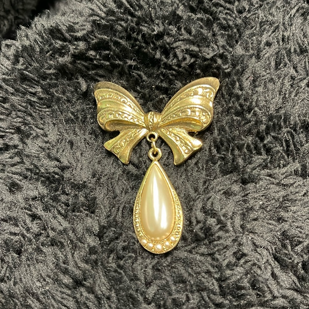 VINTAGE VICTORIAN BOW & PEARL DROP BROOCH 2” LONG